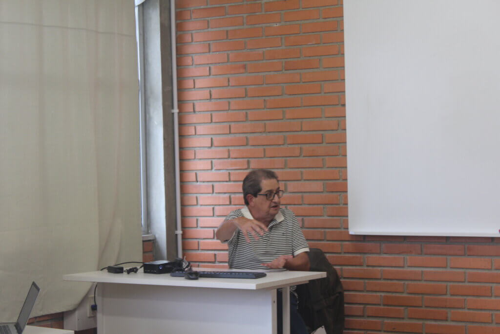 Dr. João José Figueira da Silva apresentando seu livro.